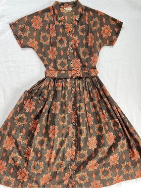 True 1950s new look day dress belted full skirt medallion print coquette label S